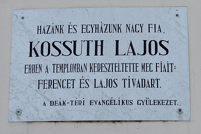 Kossuth Lajos fiainak megkeresztelése.Emléktábla a Deák téri templom falán