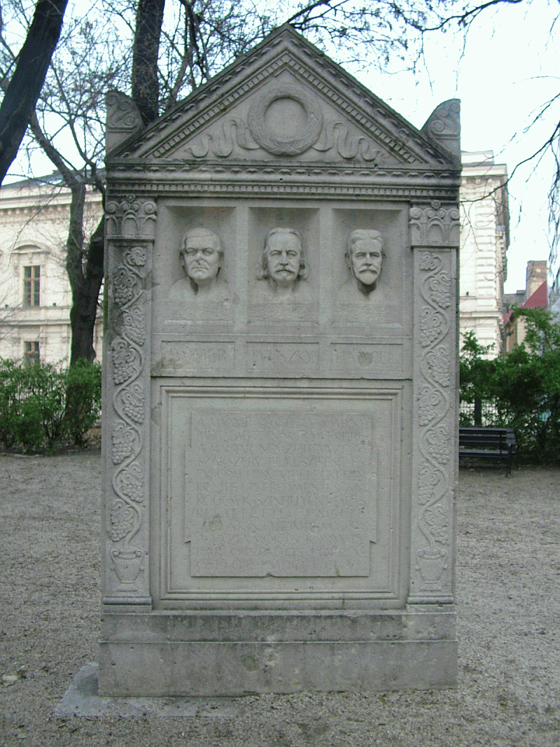 Pulszky Ferenc emlékműve a Múzeumkertben