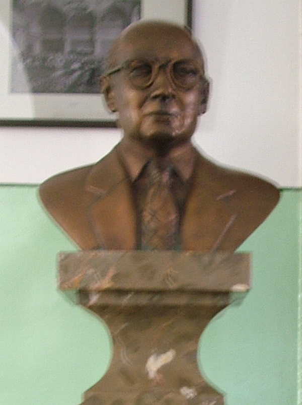 Wigner Jenő szobra a fasori gimnáziumban