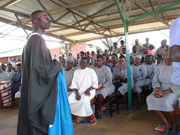 Istentisztelet kenyai rabok között