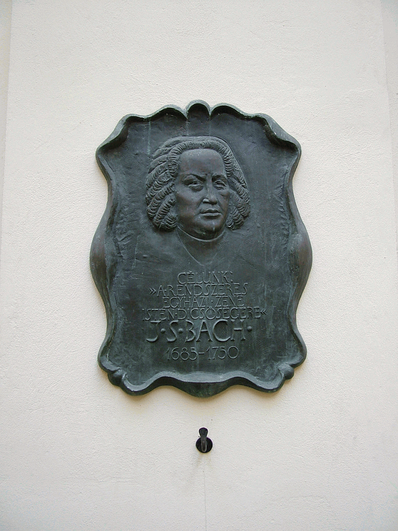 Johann Sebastian Bach emléktáblája a Deák téri templom falán