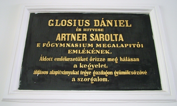 Glosius Dániel és Artner Sarolta emléktáblája a fasori gimnáziumban