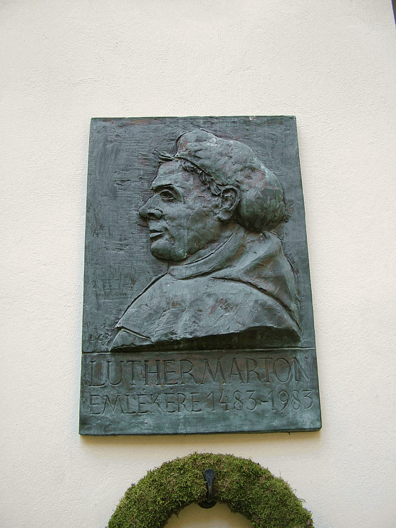 Luther Márton emléktáblája a Deák téri templom falán