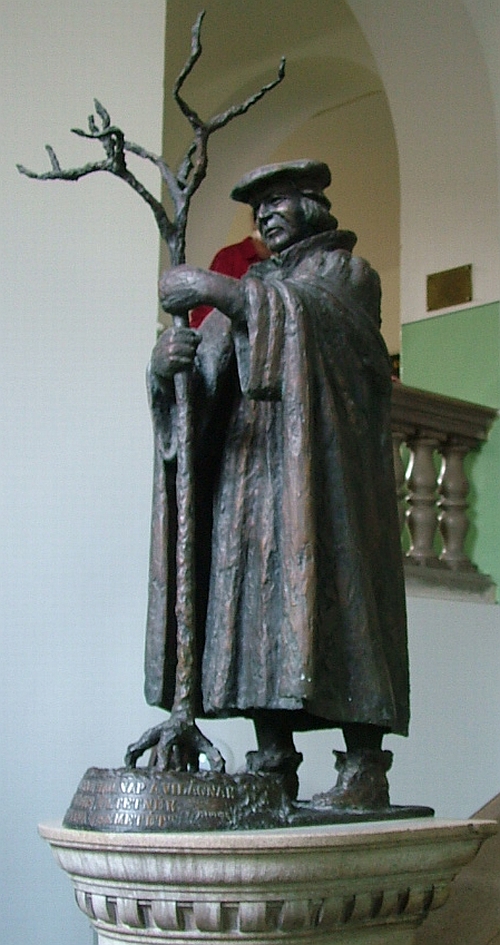 Luther Márton szobra a fasori gimnáziumban