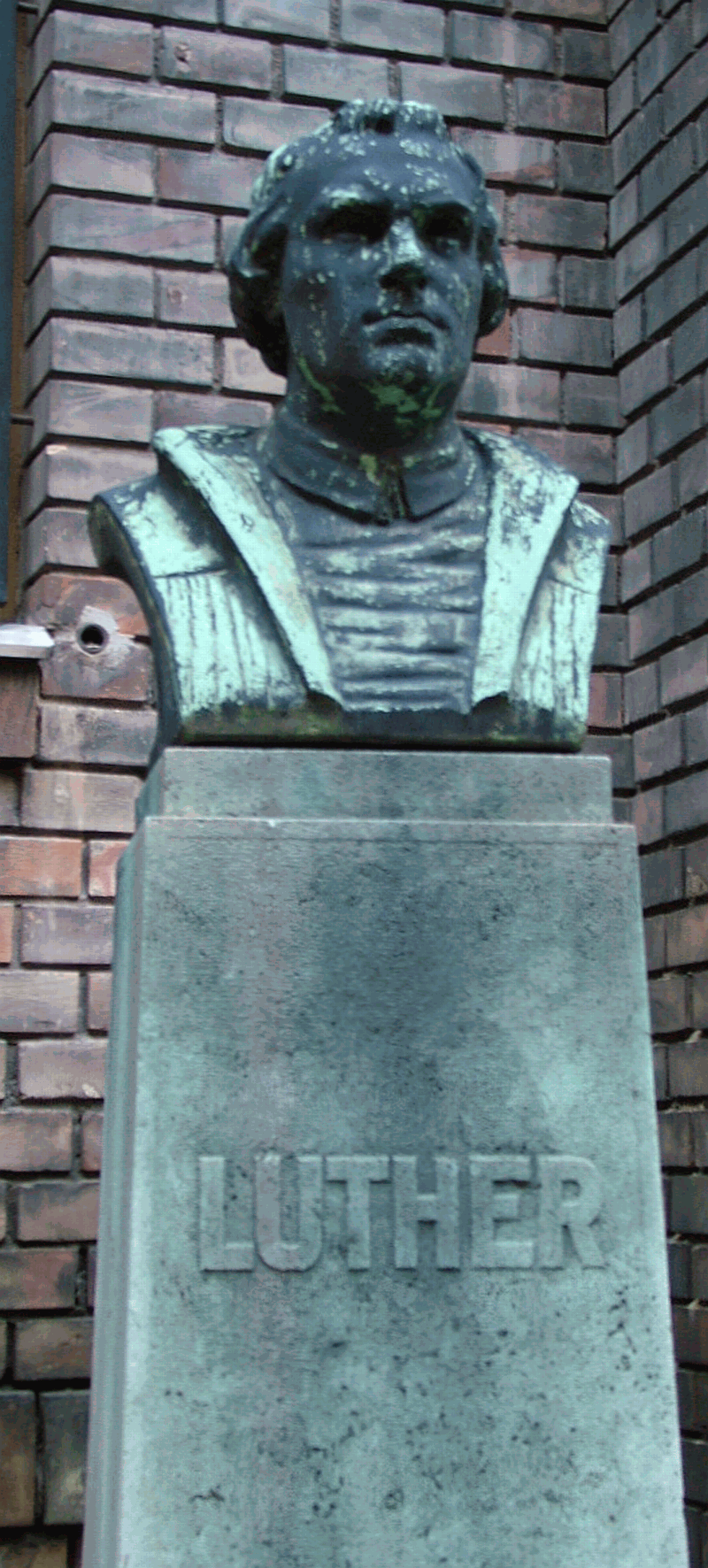 Luther Márton szobra az Üllői úti egyházi székházban