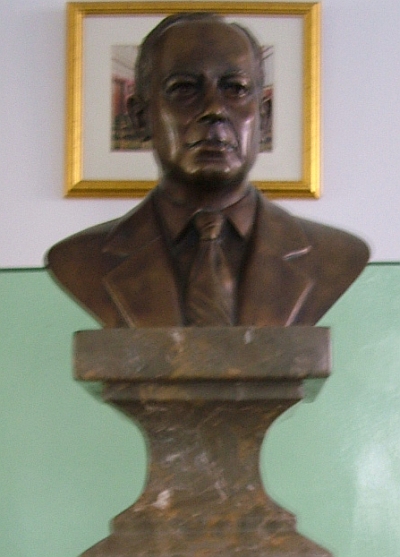 Neumann János szobra a fasori gimnáziumban