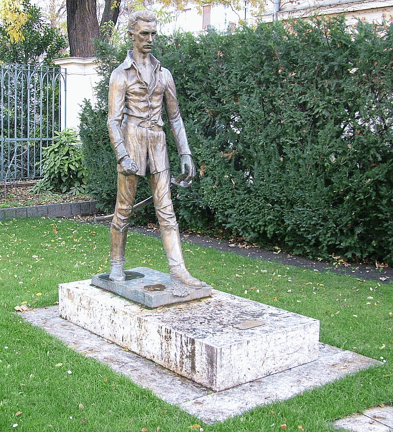 Petőfi Sándor szobra a Károlyi-palota kertjében 