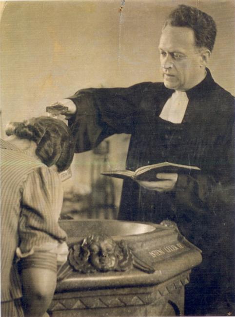 Ordass Lajos keresztel a monori templomban az 1940-es években