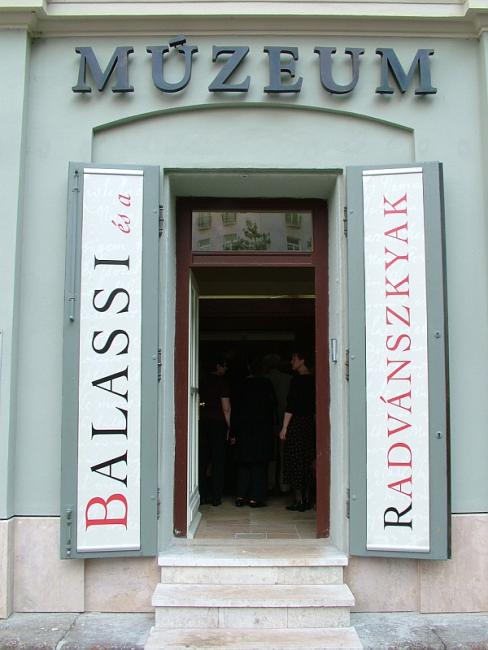A múzeum bejárata a Balassi kiállítás idején